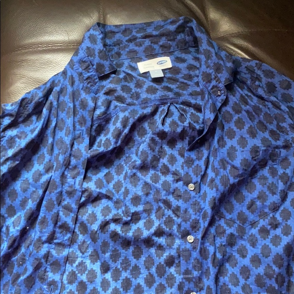 CLASSIC DESIGNED BLUE SHIRT. SIZE M.
